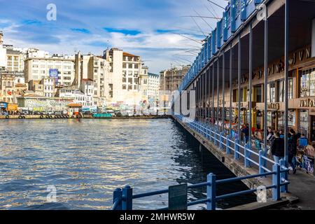 Istanbul Turquie 22 janvier 2023, les pêcheurs pêchent du poisson sur le pont de Galata, beaucoup de pêcheurs tous les jours sur le pont. Banque D'Images
