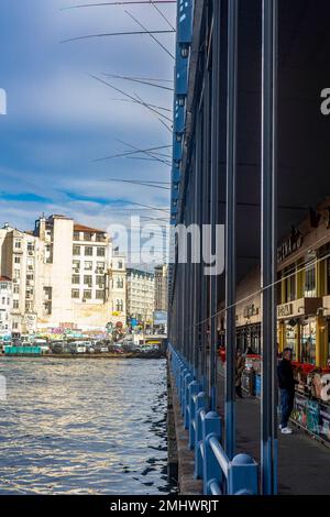 Istanbul Turquie 22 janvier 2023, les pêcheurs pêchent du poisson sur le pont de Galata, beaucoup de pêcheurs tous les jours sur le pont. Banque D'Images