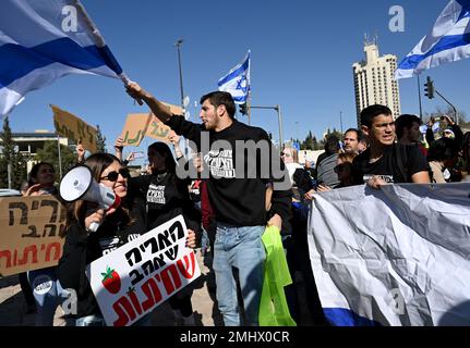 Jérusalem, Israël. 27th janvier 2023. Les Israéliens manifestent contre la réforme judiciaire du Premier ministre Benjamin Netanyahu et contre la menace pour la démocratie en dehors de la Cour suprême à Jérusalem, vendredi, 27 janvier 2023. Les manifestants antigouvernementaux portent les drapeaux israéliens et scandent « la démocratie maintenant ». Photo de Debbie Hill/ Credit: UPI/Alay Live News Banque D'Images