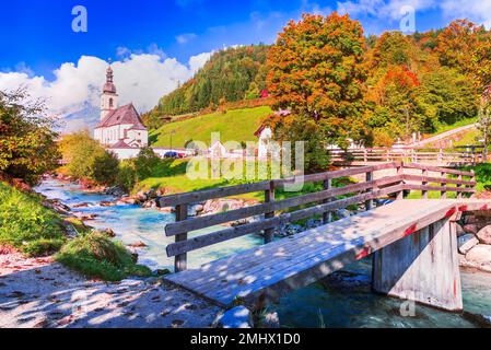 Ramsau BEI Berchtesgaden, Bavière. Paysage automnal Berchtesgadener Land, belle vue d'automne de l'église Saint-Sébastien, Ramsauer Ache. Banque D'Images