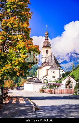 Ramsau BEI Berchtesgaden, Allemagne.Paysage automnal Berchtesgadener Land en Bavière avec une incroyable vue de saison de l'église paroissiale de Saint-Sébastien an Banque D'Images