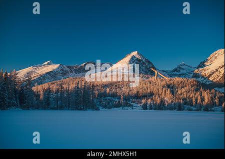 Les Hautes Tatras dans toute leur gloire d'hiver, capturés au lever du soleil au lac Strbske pleso. Banque D'Images