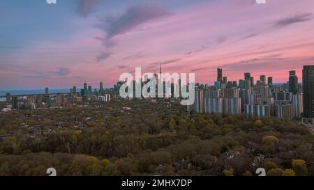 La ville de Toronto avec le coucher de soleil rose de Don Valley Banque D'Images