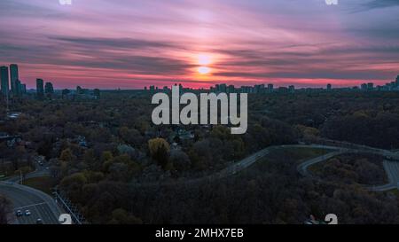 La ville de Toronto avec le coucher de soleil rose de Don Valley Banque D'Images