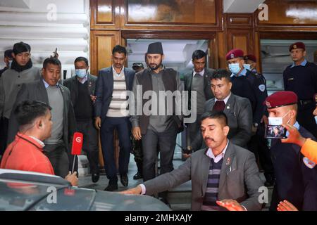 Katmandou, ne, Népal. 27th janvier 2023. Rabi Lamichhane(C), ancien Ministre de l'intérieur et Vice-Premier Ministre du Népal, s'est retiré du bureau après que la Cour suprême a annulé son statut de législateur à Katmandou, au Népal, à 27 janvier 2023. (Credit image: © Aryan Dhimal/ZUMA Press Wire) USAGE ÉDITORIAL SEULEMENT! Non destiné À un usage commercial ! Crédit : ZUMA Press, Inc./Alay Live News
