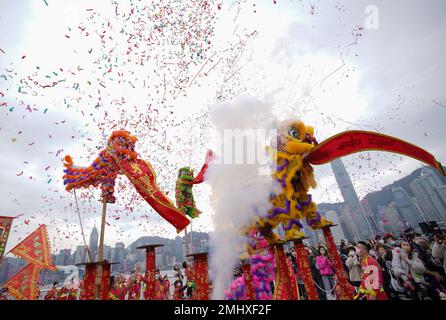 Hong Kong, Chine. 27th janvier 2023. Une troupe de danse du lion se produit pour célébrer le festival du printemps dans le port de Victoria à Hong Kong, dans le sud de la Chine, le 27 janvier 2023. Crédit: Lui Siu Wai/Xinhua/Alay Live News Banque D'Images