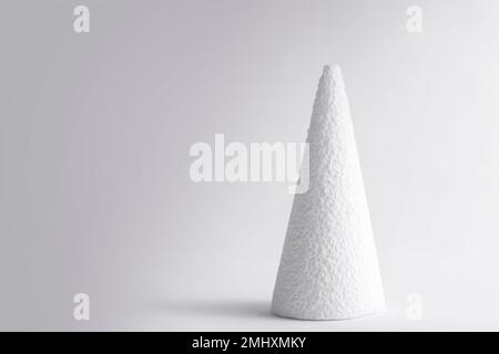 Forme géométrique d'un cône sur fond blanc gris. Mise en plan des ombres légères. Copier l'espace Banque D'Images