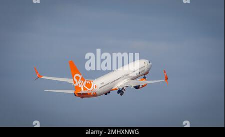 Kiev, Ukraine - 14 novembre 2019: L'avion orange vole dans le ciel. L'avion passagers SkyUP Ukrainian Airlines part à l'aéroport de Boryspil. UR-SQA SkyUp Airlines Boeing 737-800 Banque D'Images