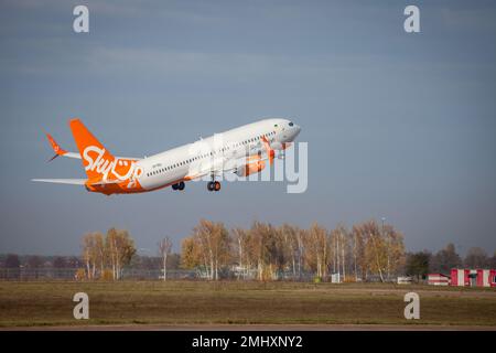 Kiev, Ukraine - 14 novembre 2019: L'avion orange vole dans le ciel. L'avion passagers SkyUP Ukrainian Airlines part à l'aéroport de Boryspil. UR-SQA SkyUp Airlines Boeing 737-800 Banque D'Images
