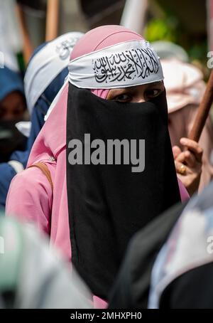 Kuala Lumpur, Malaisie. 27th janvier 2023. Une femme d'un groupe islamiste malaisien porte un hijab tout en participant à une marche pacifique et se rallie devant l'ambassade des pays-Bas pour protester contre la profanation d'un Coran par un dirigeant politique néerlandais à Kuala Lumpur. Ils protestaient contre Edwin Wagensveld, chef de la section néerlandaise des Européens patriotes allemands contre l'islamisation de l'Occident, abrégé Pegida, qui a déchiré des pages du livre Saint islamique et a franchi le pas à la Haye plus tôt cette semaine. Crédit : SOPA Images Limited/Alamy Live News Banque D'Images