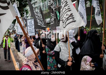 Kuala Lumpur, Malaisie. 27th janvier 2023. Un groupe de femmes de groupes islamistes malaisiens détiennent des pancartes et des drapeaux tout en participant à une marche pacifique et se rassemblent devant l'ambassade des pays-Bas pour protester contre la profanation d'un Coran par un dirigeant politique néerlandais à Kuala Lumpur. Ils protestaient contre Edwin Wagensveld, chef de la section néerlandaise des Européens patriotes allemands contre l'islamisation de l'Occident, abrégé Pegida, qui a déchiré des pages du livre Saint islamique et a franchi le pas à la Haye plus tôt cette semaine. Crédit : SOPA Images Limited/Alamy Live News Banque D'Images