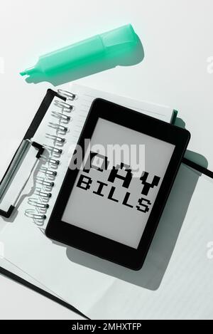 Écriture affichant le texte factures de paiement. Concept d'entreprise liste des dépenses à payer montant total coûts ou dépenses Banque D'Images