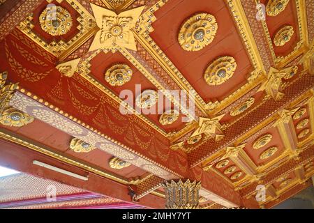 Détails magnifiques du plafond Cloister du Temple de marbre ou Wat Benchamabophit à Bangkok, Thaïlande Banque D'Images