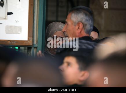 Al RAM, Palestine. 27th janvier 2023. Des parents pleurent lors de la cérémonie funéraire du palestinien Yusuf Yahya Abdulkerim Muhsin (22), qui a été lourdement blessé par des coups de feu israéliens et a perdu la vie à l'hôpital, dans la ville d'Al-RAM à Jérusalem-est. Le palestinien Youssef Yahya Abdel Karim Mohsen (22 ans) a été gravement blessé par des tirs israéliens et a perdu la vie à l'hôpital de la ville d'Al-RAM à Jérusalem-est. Crédit : SOPA Images Limited/Alamy Live News