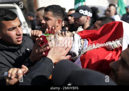 Al RAM, Palestine. 27th janvier 2023. (NOTE DE LA RÉDACTION: L'image dépeint la mort)les boureurs portent le corps du palestinien Youssef Yahya Abdel Karim Mohsen (22 ans), qui a été gravement blessé par des coups de feu israéliens et a perdu la vie à l'hôpital dans la ville d'Al-RAM à Jérusalem-est. Le palestinien Youssef Yahya Abdel Karim Mohsen (22 ans) a été gravement blessé par des tirs israéliens et a perdu la vie à l'hôpital de la ville d'Al-RAM à Jérusalem-est. Crédit : SOPA Images Limited/Alamy Live News