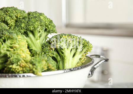 Brocoli vert cru en passoire à l'intérieur, gros plan Banque D'Images