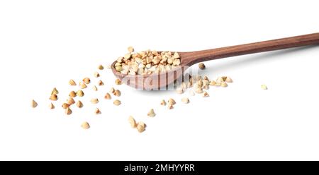 Grains de sarrasin vert non cuits dans une cuillère isolée sur blanc Banque D'Images