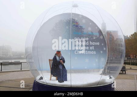 UTILISATION ÉDITORIALE SEULEMENT photo du dossier datée du 02/11/2015 de Sylvia Syms assis dans un grand globe de neige installé sur la Southbank de Londres pour sensibiliser à la campagne de solitude d'Age UK 'personne ne devrait avoir personne à Noël'. L'actrice la plus connue pour les films Ice Cold à Alex et victime, est morte à l'âge de 89 ans, a dit sa famille. Date de publication : vendredi 27 janvier 2023. Banque D'Images