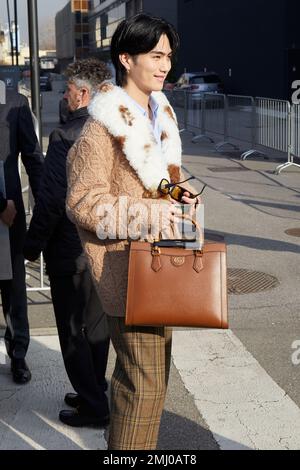 MILAN, ITALIE - 13 JANVIER 2023: Shuzo Ohira avant le défilé de mode Gucci, Milan Fashion week Street style Banque D'Images