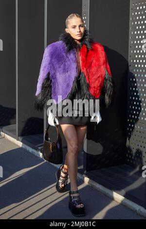 MILAN, ITALIE - 13 JANVIER 2023: Caro Daur avant le défilé de mode Gucci, Milan Fashion week Street style Banque D'Images