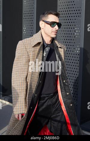 MILAN, ITALIE - 13 JANVIER 2023 : Alex Badia avant le défilé de mode Gucci, Milan Fashion week Street style Banque D'Images