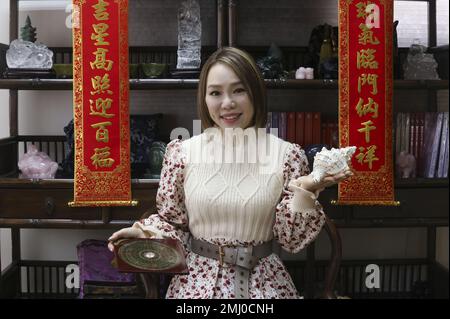 Yun Wen-zi, également connu sous le nom de Maître Cloud, dans son bureau de Yau Ma Tei. 18JAN23 SCMP / Jonathan Wong Banque D'Images