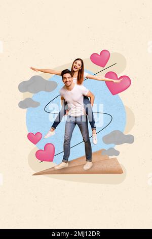 Image de collage vertical de deux personnes positives et gaies bras de pigeyback ailes mouche cœur peint nuages isolés sur fond de dessin Banque D'Images