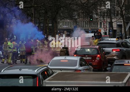 Bruxelles, région de Bruxelles-capitale, Belgique. 27th janvier 2023. Les pompiers bloquent la route au cours d'une démonstration pour de meilleures conditions de travail des pompiers et autres membres du personnel d'urgence à Bruxelles, en Belgique, sur 27 janvier 2023. (Credit image: © Valeria Mongelli/ZUMA Press Wire) USAGE ÉDITORIAL SEULEMENT! Non destiné À un usage commercial ! Banque D'Images