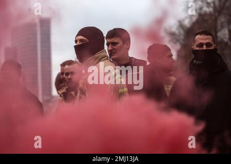 Bruxelles, région de Bruxelles-capitale, Belgique. 27th janvier 2023. Les pompiers participent à une démonstration pour de meilleures conditions de travail des pompiers et autres membres du personnel d'urgence à Bruxelles, en Belgique, sur 27 janvier 2023. (Credit image: © Valeria Mongelli/ZUMA Press Wire) USAGE ÉDITORIAL SEULEMENT! Non destiné À un usage commercial ! Banque D'Images