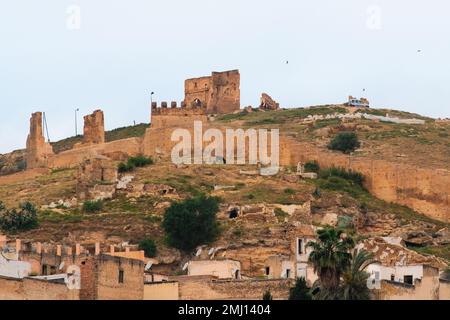 Fès, Maroc - ruines des tombes du Marinid de Fès el Bali. Nécropole royale pour la dynastie des Marinidés. Point de vue populaire sur la ville historique. Banque D'Images