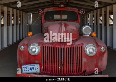 Le service des incendies abrite du matériel de lutte contre les incendies au site historique national de Manzanar, Owens Valley, Californie, États-Unis Banque D'Images