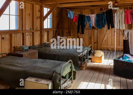 Des casernes exposent leurs locaux au bloc 14 du site historique national de Manzanar, Owens Valley, Californie, États-Unis Banque D'Images