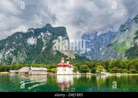 Vue sur la Königssee dans le pays de Berchtesgadener jusqu'à l'église de pèlerinage Sankt Bartholomä. Banque D'Images