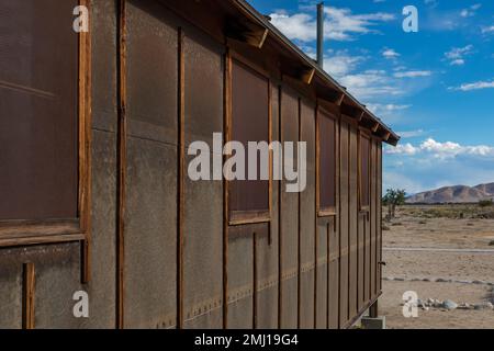 Des casernes exposent leurs locaux au bloc 14 du site historique national de Manzanar, Owens Valley, Californie, États-Unis Banque D'Images