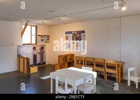 Exposition de classe scolaire dans le bloc 14 au site historique national de Manzanar, Owens Valley, Californie, États-Unis Banque D'Images