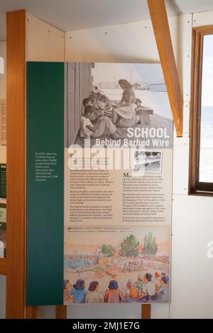 Panneau d'interprétation sur l'école au site historique national de Manzanar, Owens Valley, Californie, États-Unis Banque D'Images