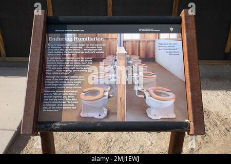 Exposition sur l'humiliation des toilettes et des douches publiques au site historique national de Manzanar, Owens Valley, Californie, États-Unis [pas de communiqué d'artiste; éditorial Banque D'Images