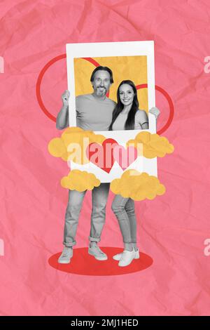 Portrait de collage vertical de deux couleurs noir blanc positif les amoureux tiennent la carte d'album papier dessin coeur nuages isolés sur fond créatif Banque D'Images