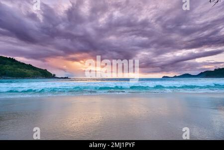 Coucher de soleil à Anse Takamaka, Mahé, Seychelles Banque D'Images
