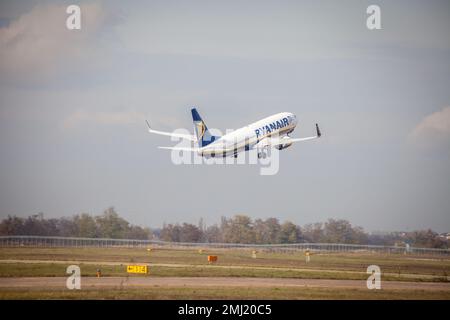 Kiev, Ukraine - 29 octobre 2019: L'avion prend son envol à l'aéroport international de Boryspil. Avion EI-ESS les compagnies aériennes Ryanair Boeing 737-800 volent dans le ciel. Automn vol en avion passager. Banque D'Images