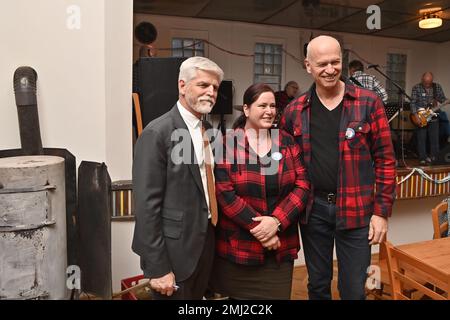 Cernoucek, République tchèque. 27th janvier 2023. Le candidat à la présidence Petr Pavel parle avec des journalistes et des fans lors du deuxième tour de l'élection présidentielle à Cernoucek, République tchèque, 27 janvier 2023. Crédit : Ondrej Hajek/CTK photo/Alay Live News Banque D'Images