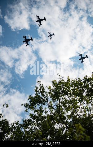 Un survol est effectué pendant les funérailles militaires avec l'escorte funéraire pour le récipiendaire de la Médaille d'honneur des États-Unis Le sergent John Canley du corps maritime, section 60 du cimetière national d'Arlington, Arlington, Virginie, 25 août 2022. Canley a reçu la Médaille d'honneur en 2018 pour ses actions pendant la bataille de Hue City, au Vietnam, en 1968. En tant que sergent de la Compagnie Gunnery, Compagnie A, 1st Bataillon, 1st Marine, 1st Marine Division, Canley et ses Marines ont lutté contre de multiples attaques vicieuses tout en essayant de soulager les forces amicales qui étaient entourées par les forces ennemies. Selon la citation de la récompense, Banque D'Images