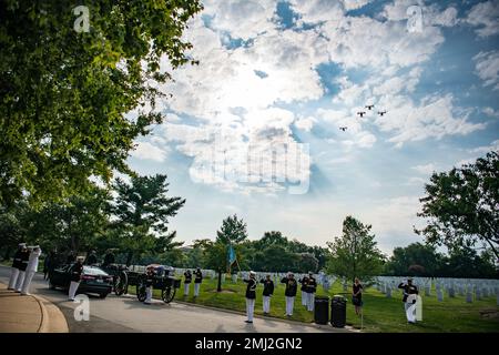 Un survol est effectué pendant les funérailles militaires avec l'escorte funéraire pour le récipiendaire de la Médaille d'honneur des États-Unis Le sergent John Canley du corps maritime, section 60 du cimetière national d'Arlington, Arlington, Virginie, 25 août 2022. Canley a reçu la Médaille d'honneur en 2018 pour ses actions pendant la bataille de Hue City, au Vietnam, en 1968. En tant que sergent de la Compagnie Gunnery, Compagnie A, 1st Bataillon, 1st Marine, 1st Marine Division, Canley et ses Marines ont lutté contre de multiples attaques vicieuses tout en essayant de soulager les forces amicales qui étaient entourées par les forces ennemies. Selon la citation de la récompense, Banque D'Images