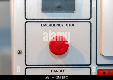 Grand bouton-poussoir d'arrêt d'urgence rouge sur la machine Banque D'Images