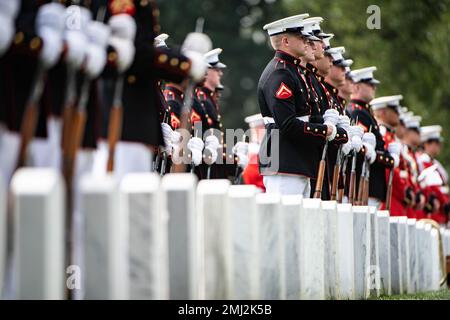 Marines de la bande marine « The President’s Own », Marines de la caserne Marine, Washington, D.C. (8th et I), et les 3D États-Unis Infanterie Regiment (la vieille garde) le peloton de poisson dirige les funérailles militaires avec l'escorte funéraire pour le récipiendaire de la Médaille d'honneur U.S. Le sergent John Canley du corps maritime, section 60 du cimetière national d'Arlington, Arlington, Virginie, 25 août 2022. Canley a reçu la Médaille d'honneur en 2018 pour ses actions pendant la bataille de Hue City, au Vietnam, en 1968. En tant que sergent de la Compagnie Gunnery, Compagnie A, 1st Bataillon, 1st Marine, 1st Marine Division, Canley et ses Banque D'Images