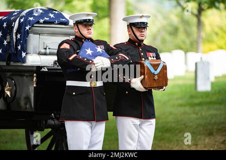 Marines de la bande marine « The President’s Own », Marines de la caserne Marine, Washington, D.C. (8th et I), et les 3D États-Unis Infanterie Regiment (la vieille garde) le peloton de poisson dirige les funérailles militaires avec l'escorte funéraire pour le récipiendaire de la Médaille d'honneur U.S. Le sergent John Canley du corps maritime, section 60 du cimetière national d'Arlington, Arlington, Virginie, 25 août 2022. Canley a reçu la Médaille d'honneur en 2018 pour ses actions pendant la bataille de Hue City, au Vietnam, en 1968. En tant que sergent de la Compagnie Gunnery, Compagnie A, 1st Bataillon, 1st Marine, 1st Marine Division, Canley et ses Banque D'Images