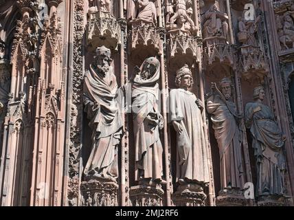 Gros plan des figures sculptées en pierre des prophètes sur le côté gauche du portail d'entrée principal de la cathédrale de Strasbourg, Strasbourg, Alsace, France Banque D'Images