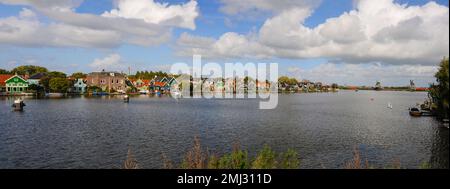 Une vue panoramique sur Zaandam Schans et une rangée de maisons d'architecture hollandaise du vieux monde le long de la rivière. Banque D'Images