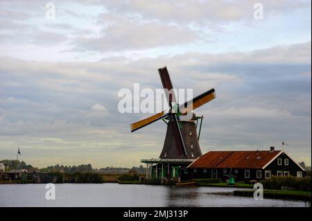 Un moulin à vent hollandais unique avec une maison traditionnelle en bois dans un paysage des pays-Bas. Banque D'Images
