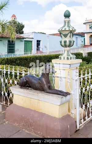 Statue de chien sur la Plaza Mayor, Trinidad, Cuba Banque D'Images
